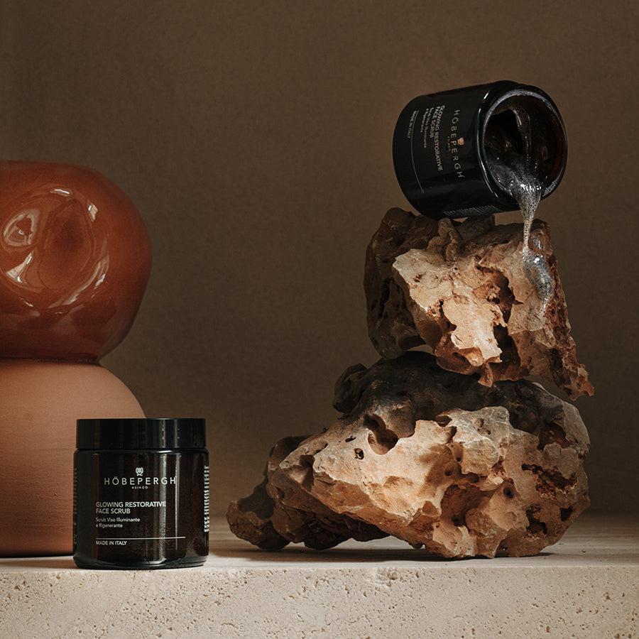 GLOWING RESTORATIVE FACE SCRUB